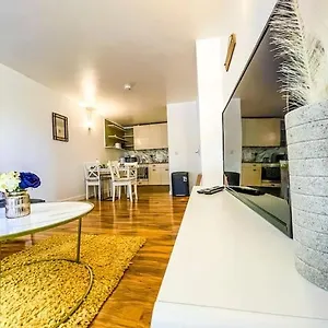 Central + Gym + Pool + Parking Apartment London